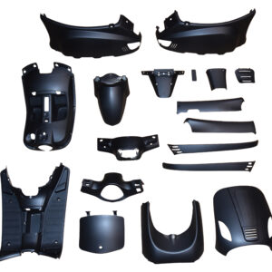 Beplatingsset mat zwart (matte finish) met stuurkappen voor de <u>vierkante</u> koplamp | Div. Chinese S-imitatie scooters | BTC Riva Sport - AGM VXs / VX50s