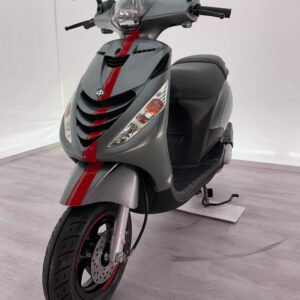 Stickerset bestaande uit rode striping voor- en zijkant en wielstickers | Piaggio Zip 4T / Zip SP / Zip 2000