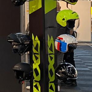 Display voor het tentoonstellen van maximaal 12 Axxis-helmen. Eenmalig gratis bij aankoop van 12 helmen (mix mogelijk).