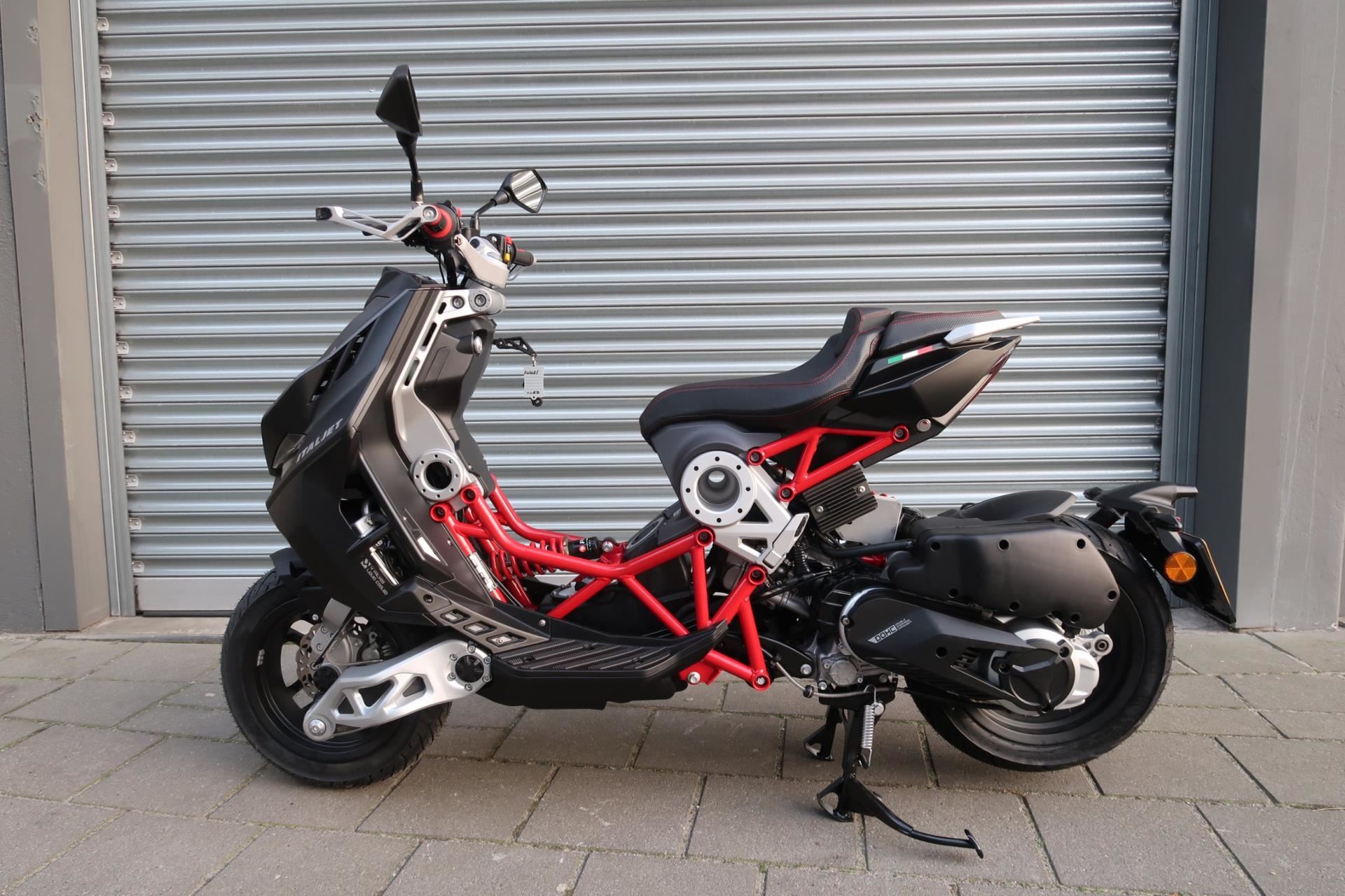 ITALJET DRAGSTER 200CC NIEUW 2024 ZWART/ ROOD DIRECT LEVERBAAR! - Afbeelding 2